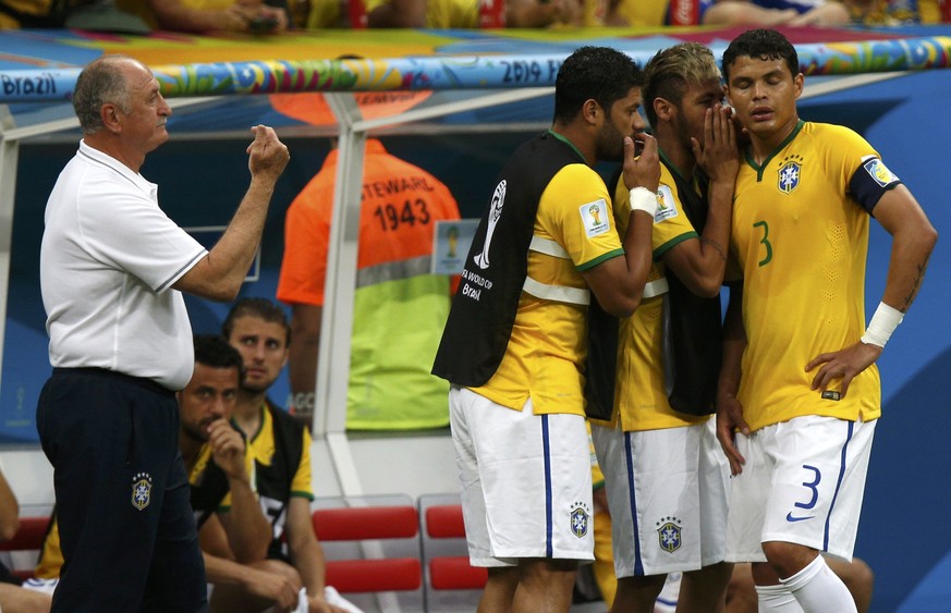 Neymar gibt von der Bank aus sogar Anweisungen an Thiago Silva, Trainer Scolari schaut hilflos zu.