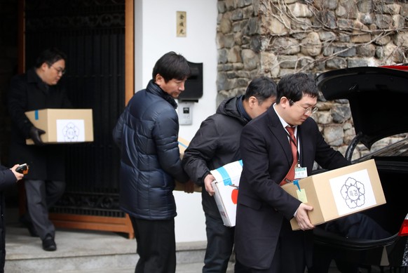 epa05688242 Investigators from the independent counsel team carry out boxes of potential evidence from the home of Kim Ki-choon, South Korean former presidential chief of staff, in Seoul, South Korea, ...