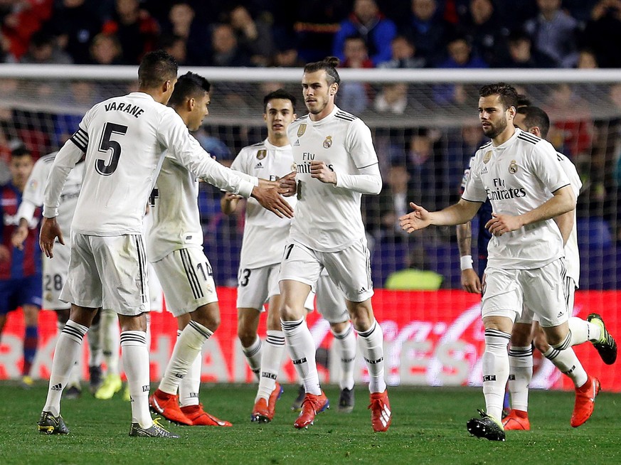 epa07394085 Real Madrid&#039;s Welsh Gareth Bale (C) celebrates with teammates after scoring the 2-1 lead against UD Levante during their LaLiga soccer match played at the Ciutat de Valencia stadiium, ...
