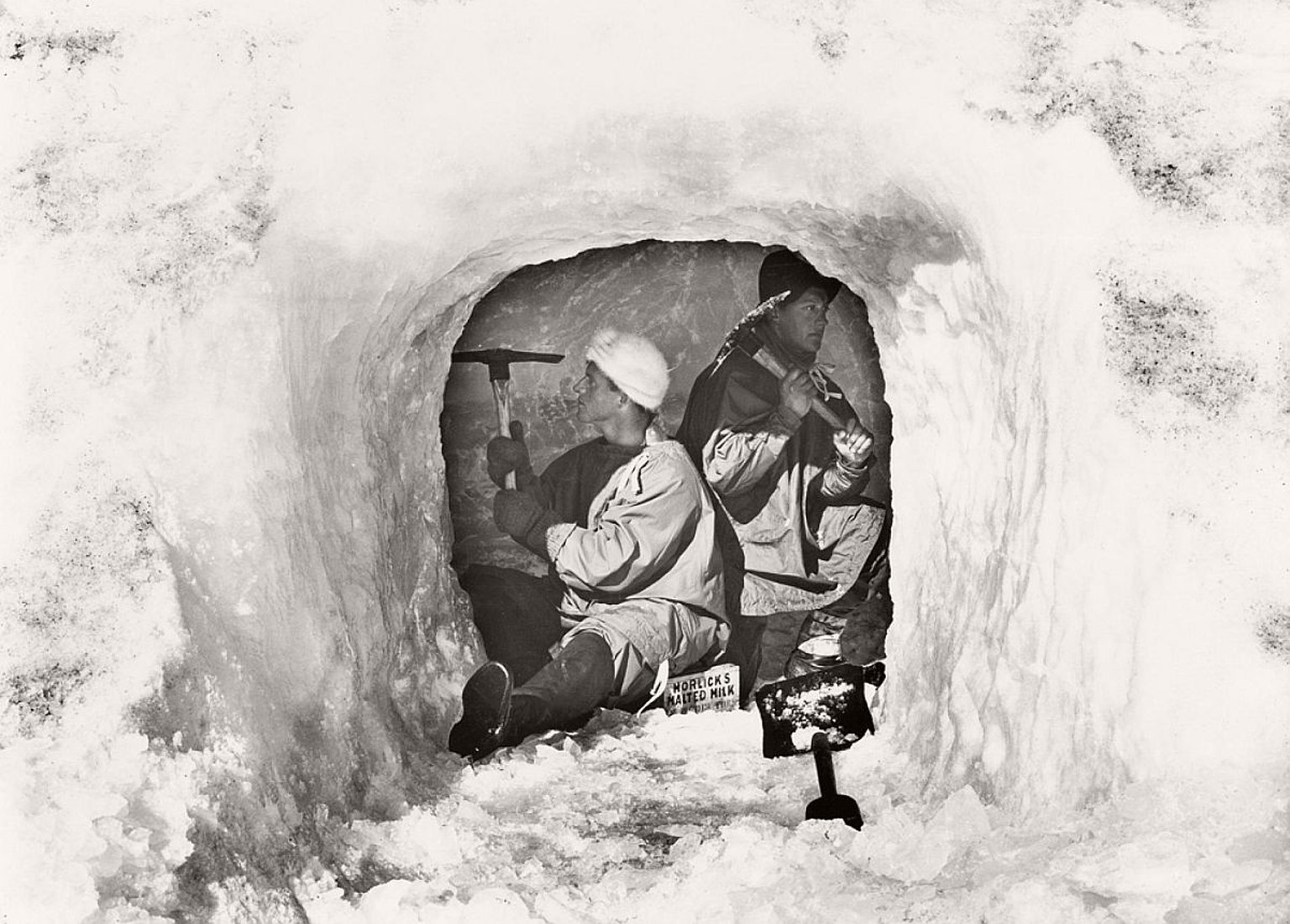 Leutnant Evans und der Biologe Nelson meisseln am 12. Januar 1911 eine Eishöhle zur Lagerung von Lebensmitteln – und auch sie findet Scotts grösste Bewunderung.