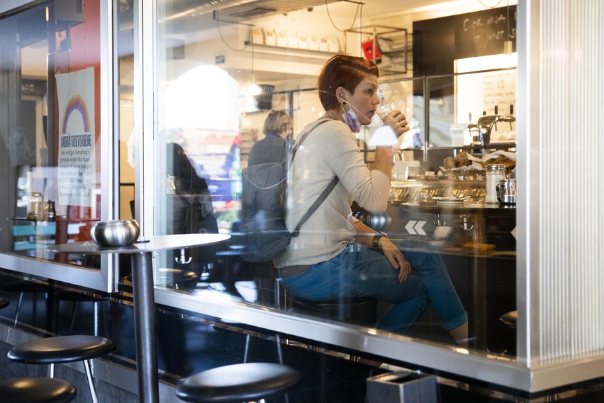 Sandra trinkt Kaffee in der Cafe Bar Adrianos, am Montag 31. Mai 2021 in Bern. Ab heute duerfen die Restaurants auch die Tische im Innern wieder besetzen. (KEYSTONE/Peter Klaunzer)