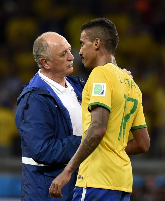 Coach Scolari tröstet seinen Spieler Luiz Gustavo.