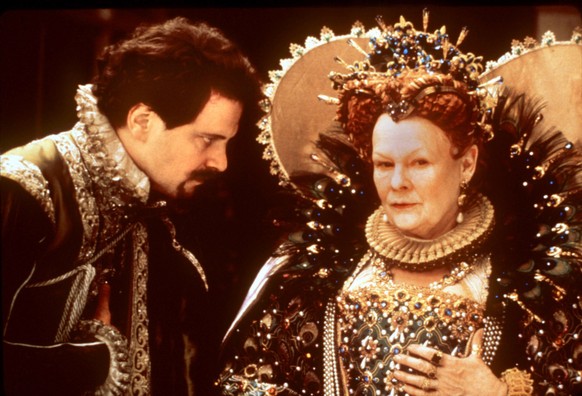 Szene aus dem Spielfilm &#039;Shakespeare In Love&#039; von 1998: Lord Wessex, gespielt von Colin Firth (links), bittet um Wohlwollen bei Koenigin Elizabeth I., gespielt von Dame Judi Dench. Die roman ...