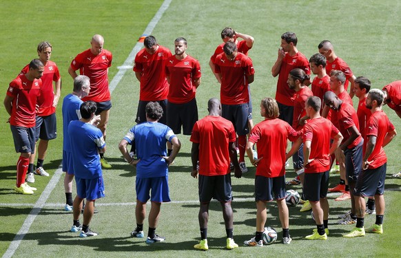 Hitzfeld schwört seine Truppe auf den Match ein.