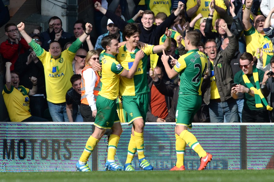 Timm Klose (Mitte), seine Mitspieler und die Fans von Norwich City feiern das 1:0 gegen Newcastle.