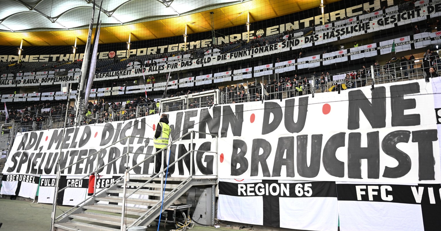 04.03.2020, Hessen, Frankfurt/M.: Fußball: DFB-Pokal, Eintracht Frankfurt - Werder Bremen, Viertelfinale in der Commerzbank-Arena. Die Banner mit der Aufschrift &quot;Adi, meld dich wenn du ne Spielun ...