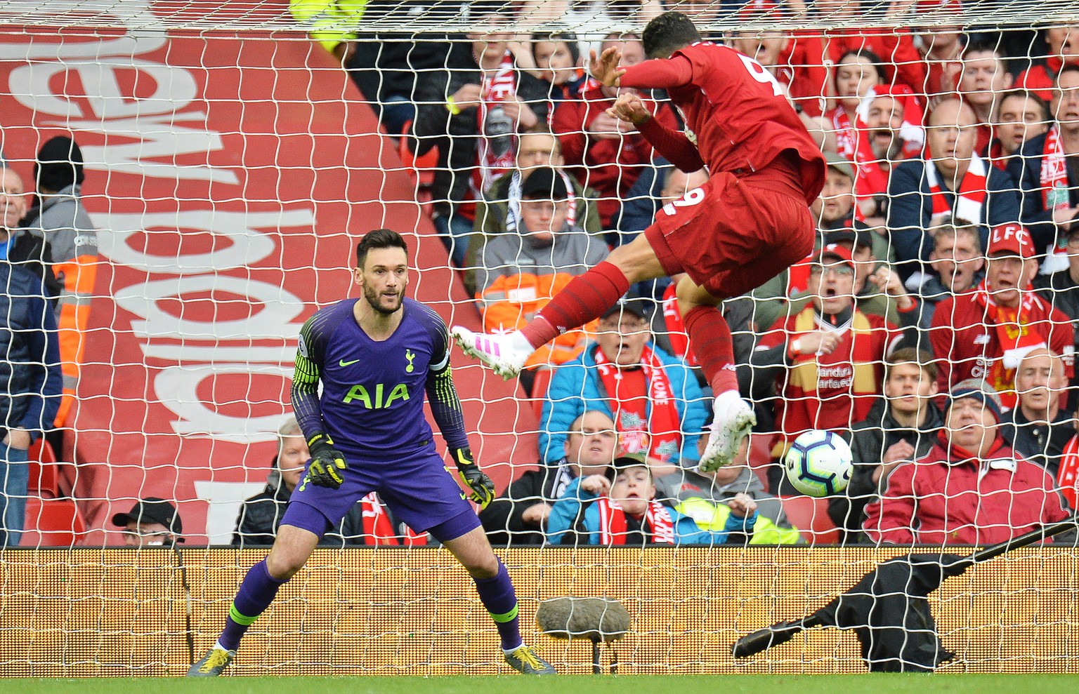 epa07476747 Liverpool&#039;s Roberto Firmino (R) scores the 1-0 lead against Tottenham&#039;s goalkeeper Hugo Lloris (L) during the English Premier League soccer match between Liverpool FC and Tottenh ...