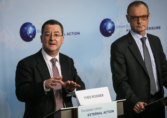 epa04090667 State Secretary of the Swiss Foreign Affairs Department Yves Rossier (L) and European External Action Service (EEAS) Chief Operating Officer David O&#039;Sullivan (R) are pictured during a ...
