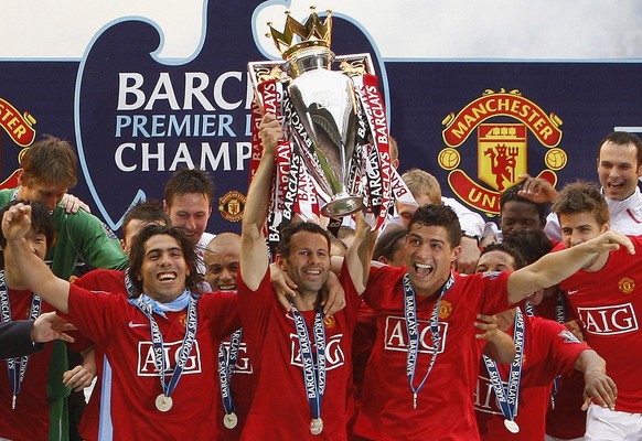 FILE - In this Sunday, May 11, 2008 file photo, Manchester United&#039;s, Ryan Giggs, center, lifts the trophy as his team celebrate winning the English Premier League after their 2-0 win against Wiga ...