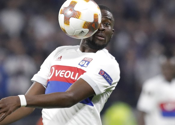 Lyon&#039;s Tanguy Ndombele heads the ball during the Europa League Group E soccer match between Lyon and Everton at the Lyon stadium in Decines, near Lyon, France, Thursday, Nov. 2, 2017. (AP Photo/L ...