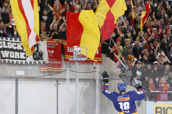 Biels Ahren Spylo wird von den Fans gefeiert nach dem Eishockey-Meisterschaftsspiel der National League A zwischen dem EHC Biel und dem HC Lugano, am Freitag, 23. Oktober 2015, in der Tissot Arena in  ...