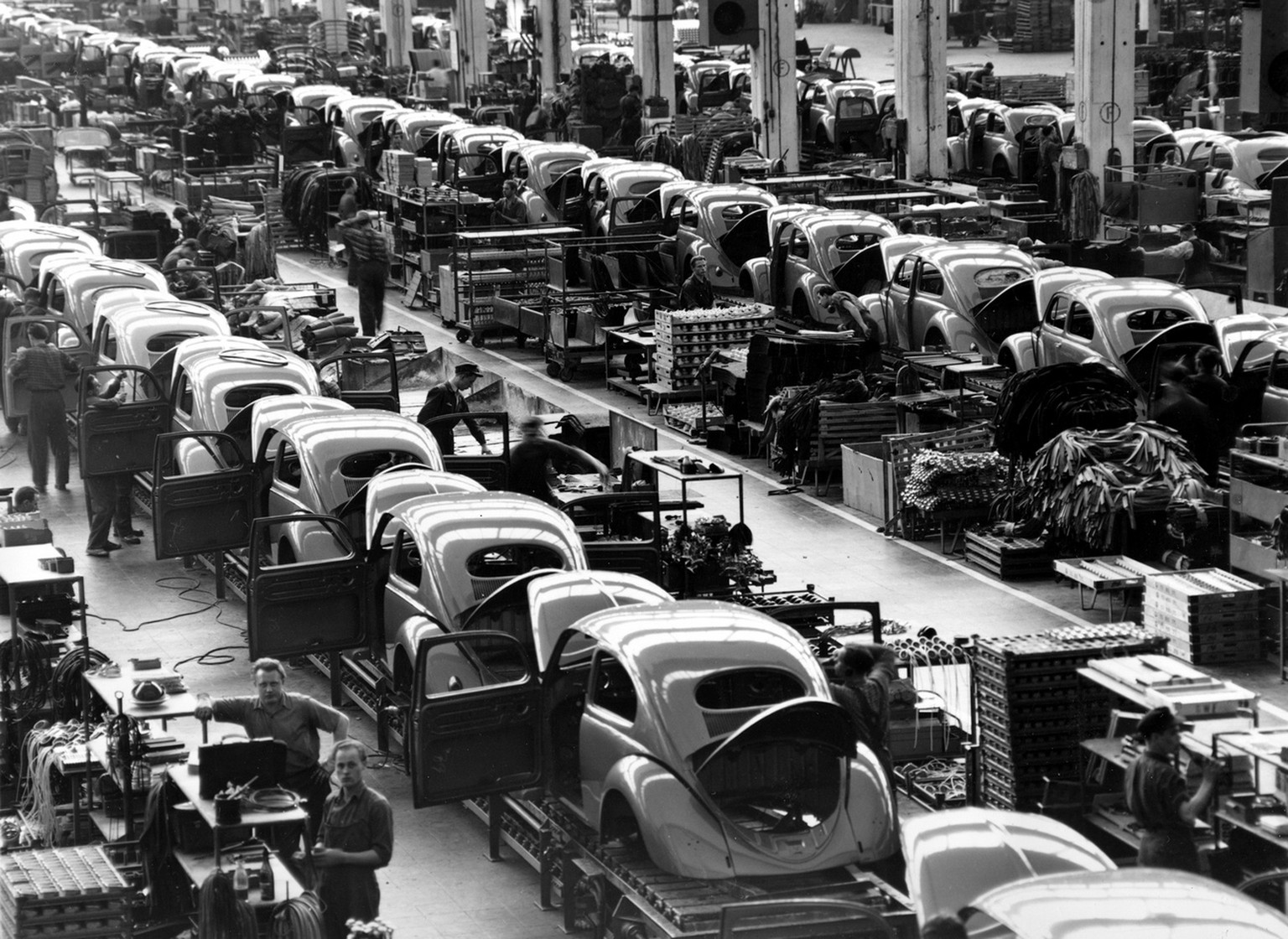 Blick in die Volkwagen-Fabrik in Wolfsburg am 16. Juni 1954, wo VW-Kaefer ueber die Fertigungsbaender laufen. Wehmuetiges Jubilaeum bei Volkswagen: Vor 60 Jahren, am 27. Dezember 1945, begann inmitten ...