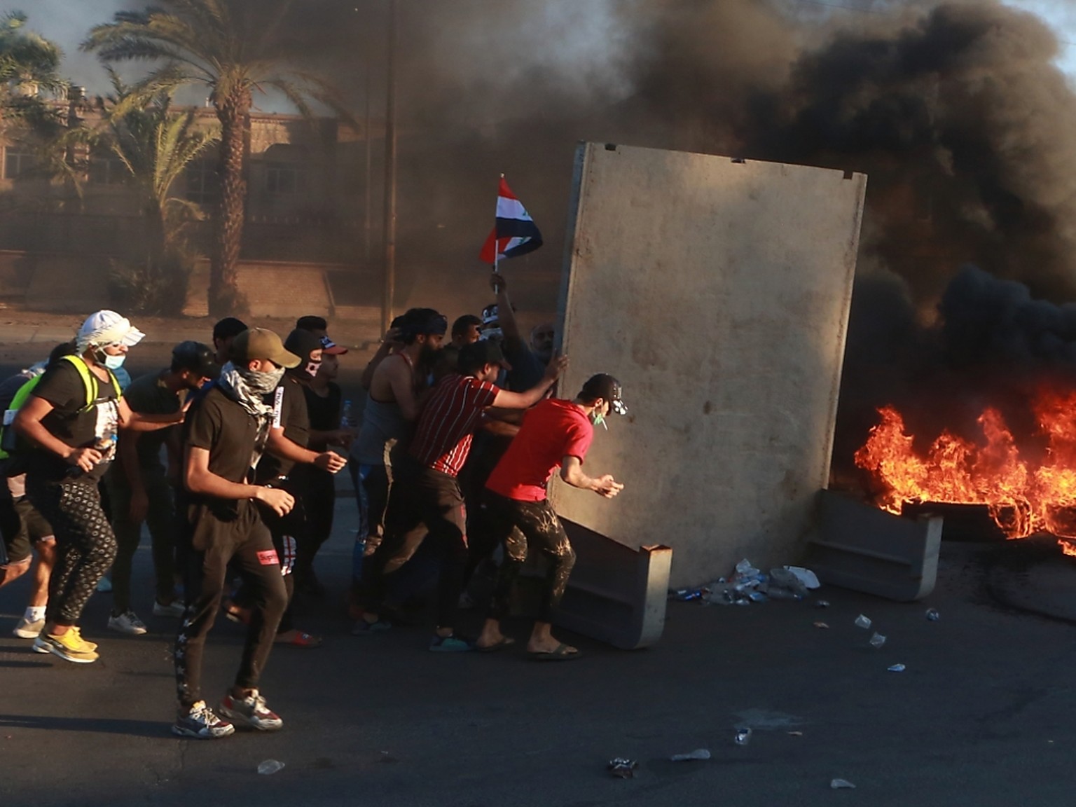 Demonstranten hatten am Freitag in Bagdad Reifen in Brand gesetzt. Sicherheitskräfte schossen in die Menge. (Bild vom 4. Oktober)