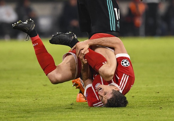 epa06692923 Bayern&#039;s Robert Lewandowski reacts in pain during the UEFA Champions League semi final, first leg soccer match between Bayern Munich and Real Madrid at the Allianz Arena in Munich, Ge ...