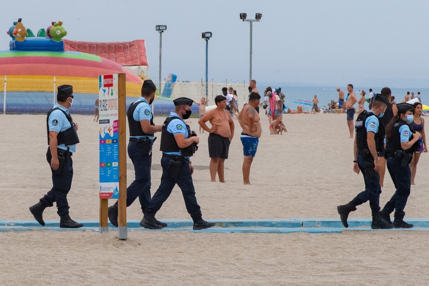 epa08562984 Police patrol the area as French Catalans take advantage of Argeles-sur-Mer beach in hot weather, amid the coronavirus pandemic in Argeles- sur-Mer, South of France, 23 July 2020. The mayo ...