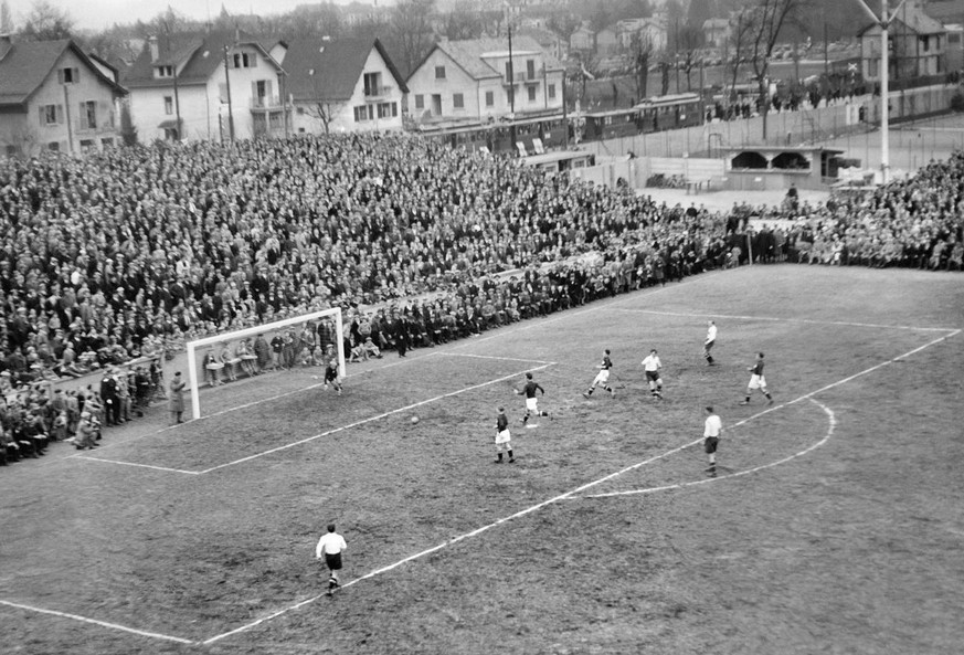 Torszene beim Spiel Schweiz - Oesterreich 1934 im Stade des Charmilles in Genf. (KEYSTONE/PHOTOPRESS-ARCHIV/Str)