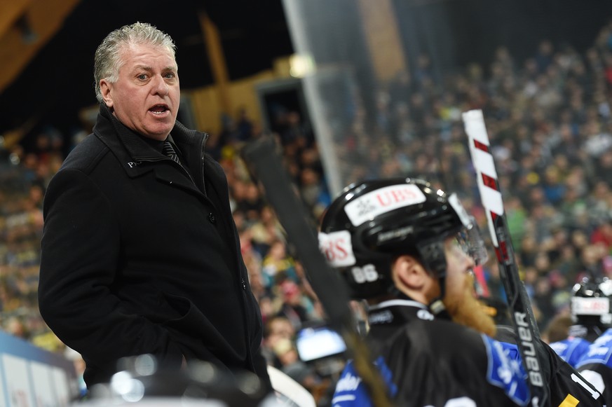 Luganos coach Doug Shedden during the game between Switzerlands HC Lugano and Switzerlands HC Davos at the 90th Spengler Cup ice hockey tournament in Davos, Switzerland, Friday, December 30, 2016. (KE ...