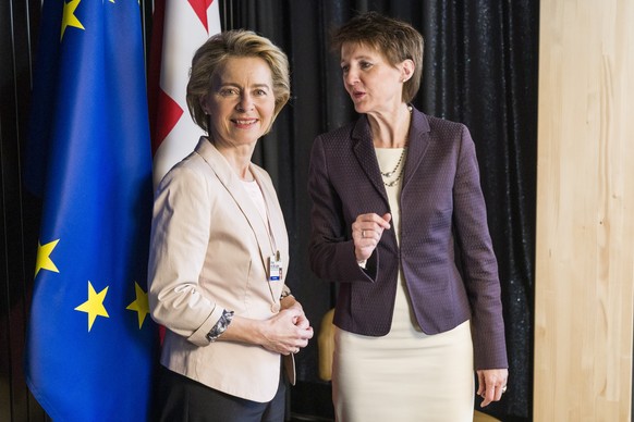 epa08144632 Swiss President Simonetta Sommaruga (R) welcomes European Commission President Ursula von der Leyen (L) in the house of Switzerland on the sidelines of the 50th annual meeting of the World ...