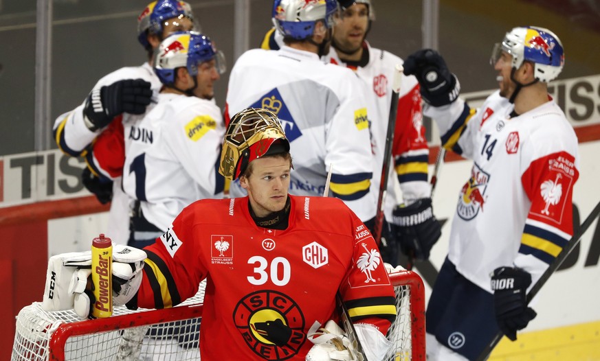 epa06301413 Bern&#039;s goalkeeper Leonardo Genoni (C) looks on after Munich&#039;s Keith Aucoin (back L) scored the 1-1 during the Champions Hockey League round of 16 match between Switzerland&#039;s ...
