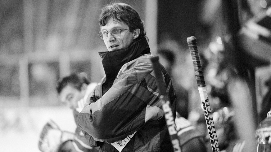 Der neue Trainer des ZSC, Arno Del Curto, gibt am 29. November 1991 in Lugano beim Spiel HC Lugano gegen den ZSC seiner Mannschaft Anweisungen. (KEYSTONE/Karl Mathis)