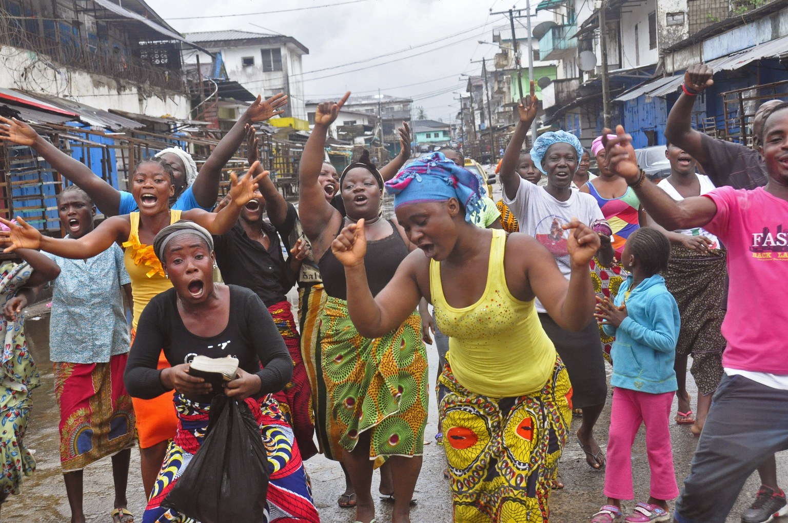 Auf den Strassen in West Point, Monrovia, jubeln die Bewohner des Armenviertels, nachdem die umstrittene Quarantäne am Samstag aufgehoben wurde.