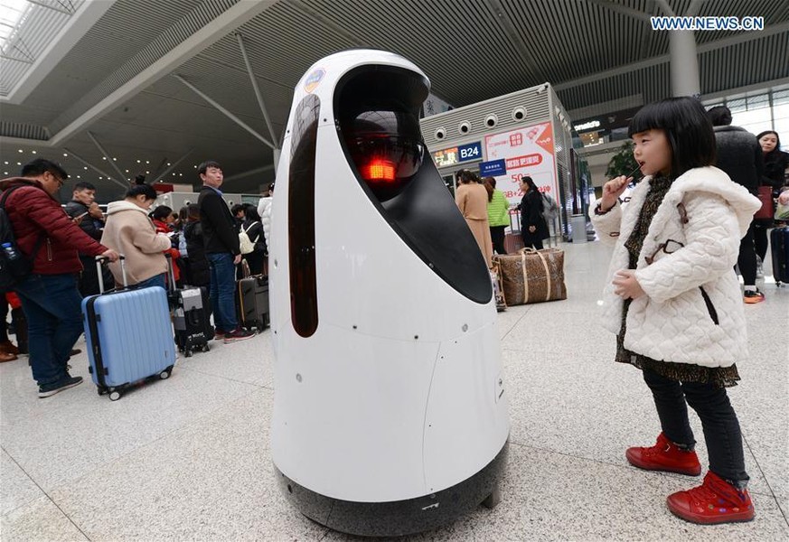 Robocop in China – erster Polizei-Roboter patrouilliert in Bahnhof von Zhengzhou