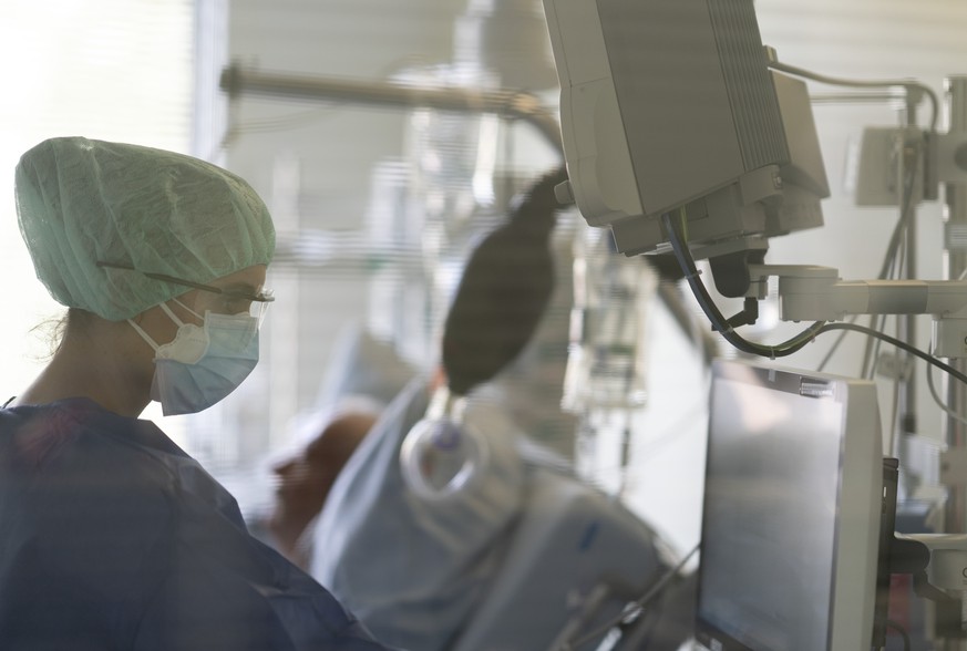 Das Pflegepersonal behandelt Patienten mit Covid19 Erkrankungen auf der Intensivstation des Spitals in Schwyz am 22. Oktober 2020 in Schwyz (SZ). (KEYSTONE/Gaetan Bally)