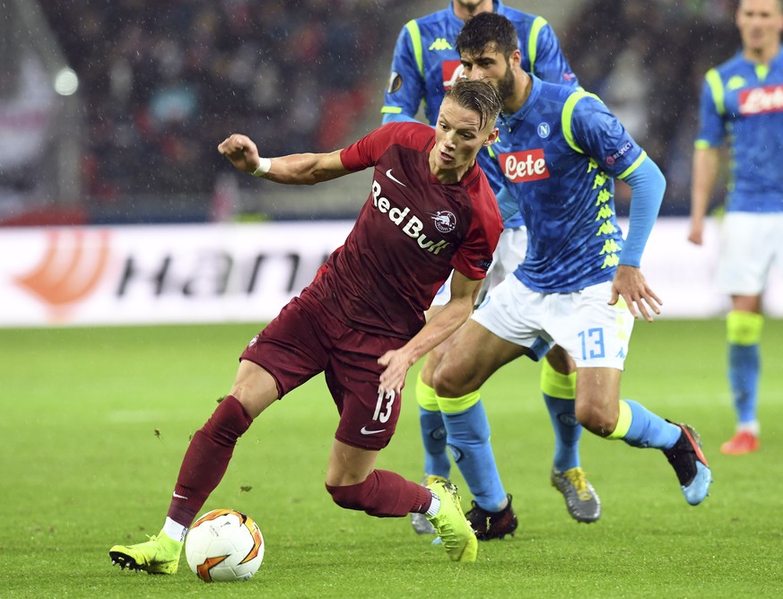 Salzburg&#039;s Hannes Wolf, left, and Napoli&#039;s Sebastiano Luperto vie for thew ball during the Europa League round of 16 second leg soccer match between FC Salzburg and Napoli in the Arena stadi ...