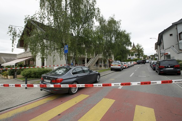 Les gendarmes de la police genevoise ont boucle le lieu ou un homme a ete abattu dans un garage sis au chemin du Grand-Clos, ce mardi 7 avril 2015 a Collonge-Bellerive pres de Geneve. (KEYSTONE/Salvat ...