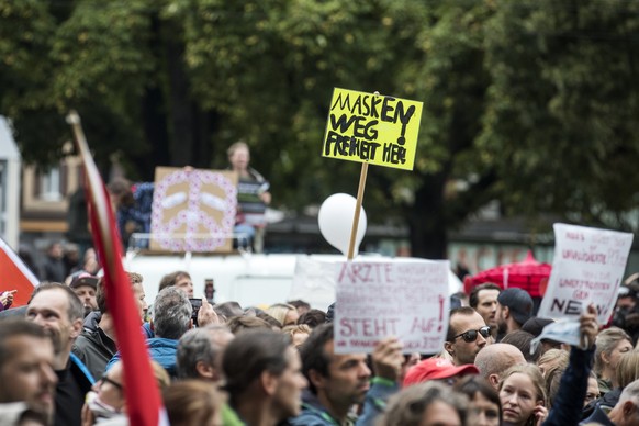 Demonstrierende versammeln sich auf dem Helvetiaplatz, anlaesslich der Covid19-Parade, einer Demonstration gegen die Coronamassnahmen, am Samstag. 29. August 2020, in Zuerich. (KEYSTONE/Alexandra Wey)