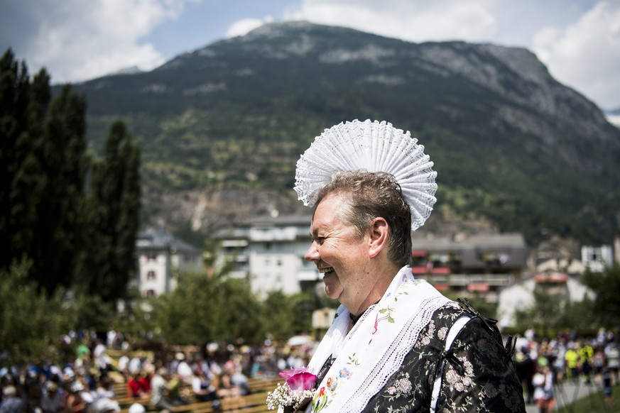 Une dame avec un costume traditionnel sourit pendant la ceremonie d&#039;ouverture lors de la 30eme edition de la Fete federal de jodler (Eidgenoessisches Jodlerfest) ce vendredi 23 juin 2017 a Brigue ...