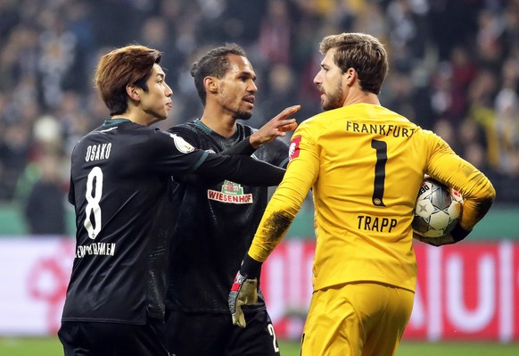 epa08270588 Bremen players Yuya Osako (L) and Theodor Gebre Selassie (C) argue with Eintracht Frankfurt&#039;s goalkeeper Kevin Trapp (R) during the German DFB Cup quarter final soccer match between E ...