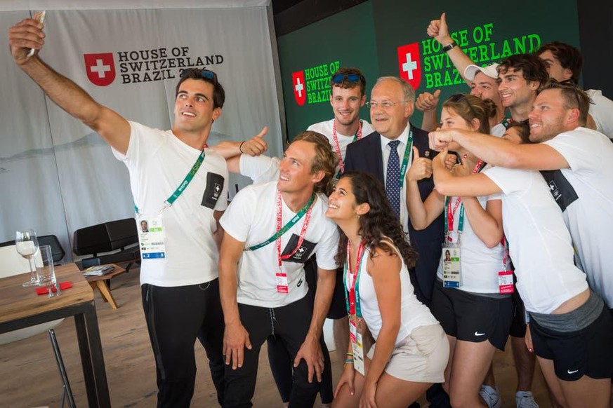 Einmal im Leben ein begehrter Star sein: Bundesrat Johann Schneider-Ammann im Mittelpunkt von Schweizer Olympia-Teilnehmer in Rio 2016.