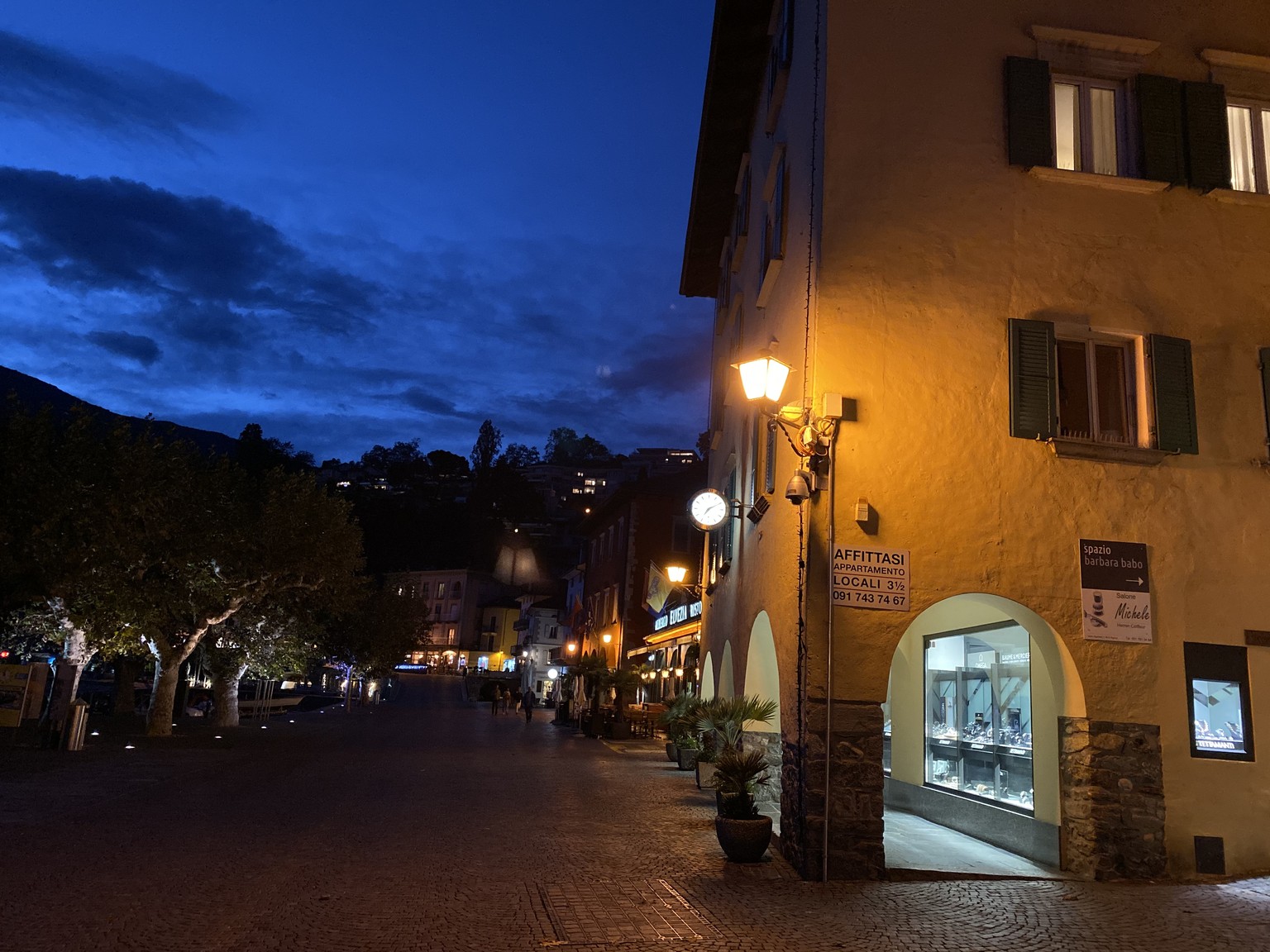 Die Seepromenade in Ascona mit der vordersten Häuserreihe.