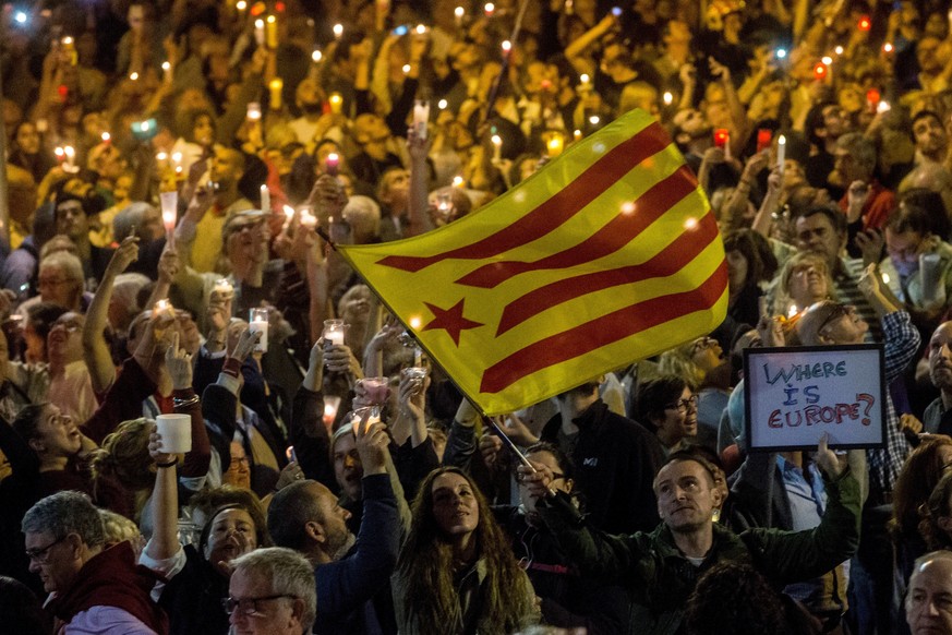 epa06272133 Thousands of people protest in downtown Barcelona, Spain, 17 October 2017. Demonstrators are protesting the imprisonment of leaders of independent organizations, Catalonian National Assemb ...