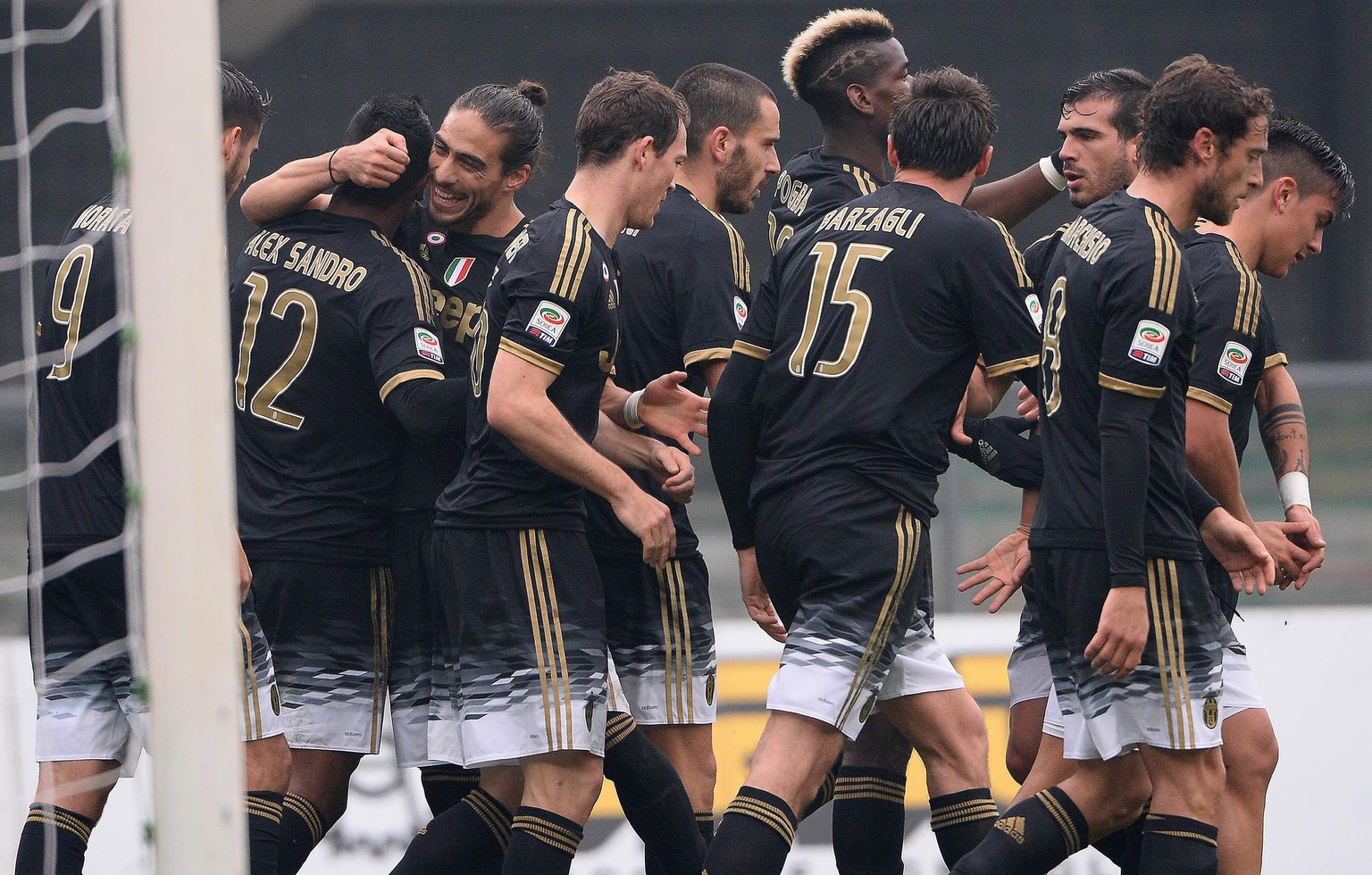 Als Mannschaft auferstanden: Das ganze Juve-Team jubelt mit Torschütze Alex Sandro über seinen Treffer gegen Chievo Verona.