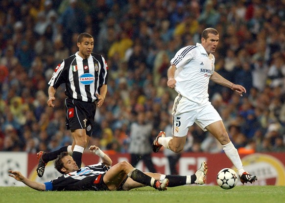 Juventus&#039; Alessandro Del Piero, bottom left, steals the ball from Real Madrid&#039;s French player Zinedine Zidane, right, as Juventus&#039; David Trezeguet watches on during a semifinal first le ...