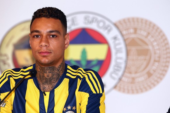 epa05407226 A handout picture provided by the Turkish Fenerbahce club&#039;s press office on 04 bJuly 2016 shows Fenerbahce&#039;s new player, Dutch Gregory Van Der Wiel, attending his presentation as ...