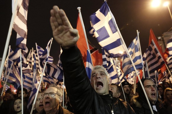 Anhänger der Goldenen Morgenröte an einer Demo am 1. Februar in Athen.