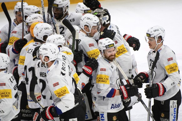 L&#039;attaquant fribourgeois Andrei Bykov, centre de face, et ses coequipieras celebrent la victoire a la fin du match a huis clos du championnat suisse de hockey sur glace de National League entre l ...