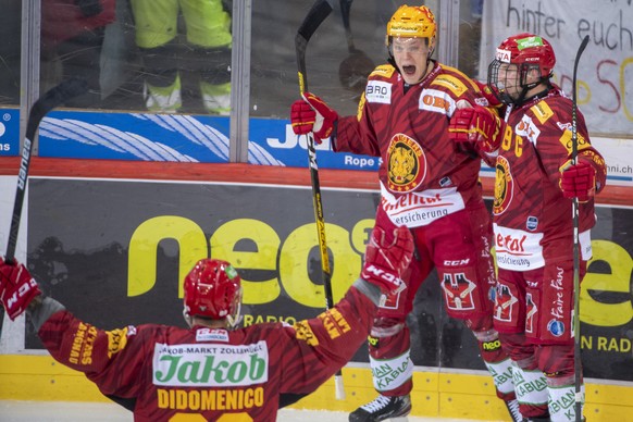 Tigers Chris DiDomenico, Topscorer Harry Pesonen und Pascal Berger, von links, jubeln, waehrend des Eishockey Meisterschaftsspiels der National League zwischen den SCL Tigers und dem EV Zug, am Samsta ...