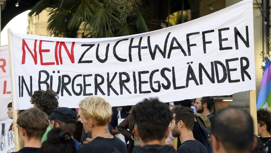 Ein Plakat fotografiert waehrend einer bewilligten Spontankundgebung gegen Waffenexporte, am Dienstag, 4. September 2018 in Bern. Die Teilnehmer der Kundgebung fordern den Bundesrat, Staenderat und Na ...