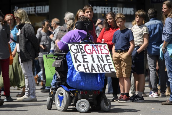 Ein Demonstrant im Rollstuhl, bei einer Demonstration gegen den Coronavirus Lockdown, am Samstag, 16. Mai 2020, vor dem Bundesplatz, in Bern. (KEYSTONE/Anthony Anex)