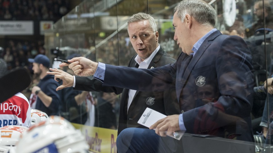 ZSC Headcoach Hans Wallson, links, diskutiert mit seinem Assistenten Lars Johansson im Eishockey-Meisterschaftsspiel der National League zwischen dem SC Bern und den ZSC Lions, am Freitag, 13. Oktober ...