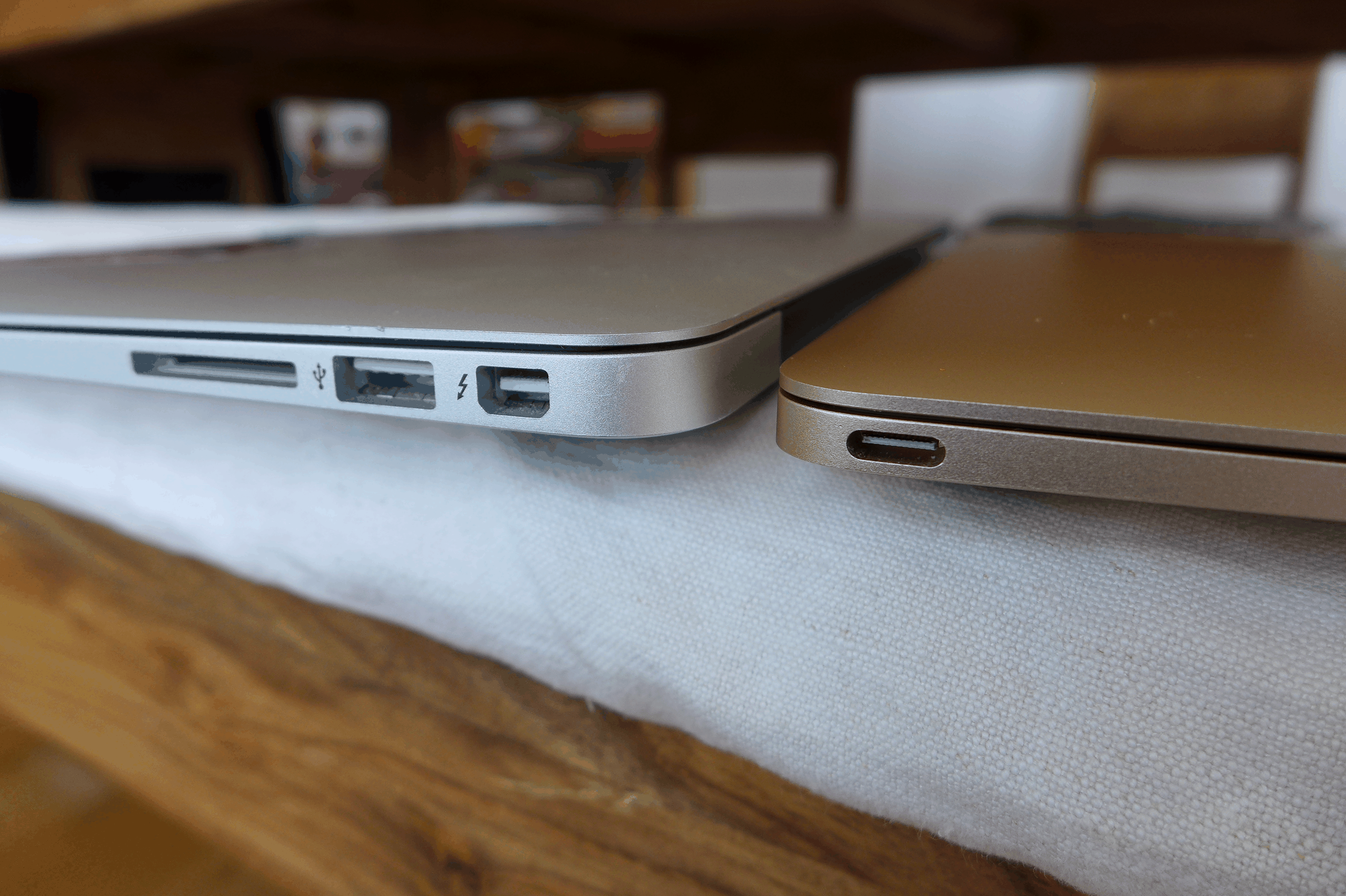 Mein älteres Macbook Air mit SD-Karten-Steckplatz, USB 2 und Thunderbolt-Anschluss (links), daneben das Macbook mit nur einem einzigen «Loch».
