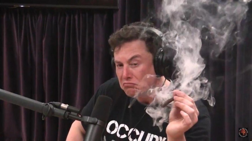 Tesla-Chef Elon Musk beehrte Joe Rogans Podcast, der live auf YouTube gestreamt wird. Es ging ziemlich entspannt zu und her ...