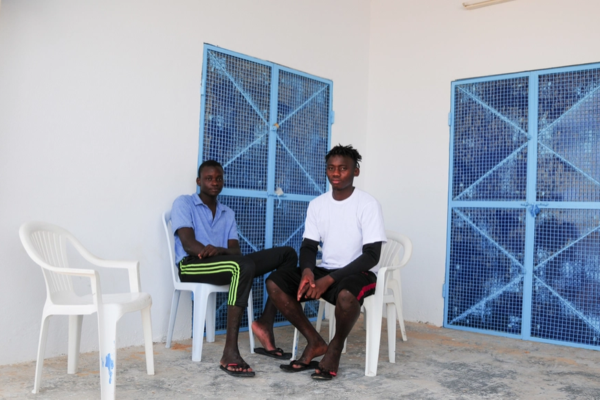 Mamadou Kamarra (links), und Ousmane Koulibali, beide aus Mali, sitzen auf einer Terasse. Kamarra und Koulibali sind zwei Überlebende eines aktuellen Schiffsunglücks vor der tunesischen Küste, bei dem ...