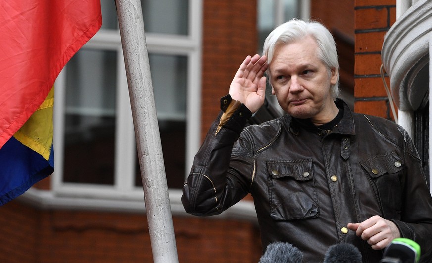 epa06431482 (FILE) - Wikileaks founder Julian Assange speaks to reporters on the balcony of the Ecuadorian Embassy in London, Britain, 19 May 2017 (reissued 11 January 2018). Ecuador&#039;s foreign mi ...