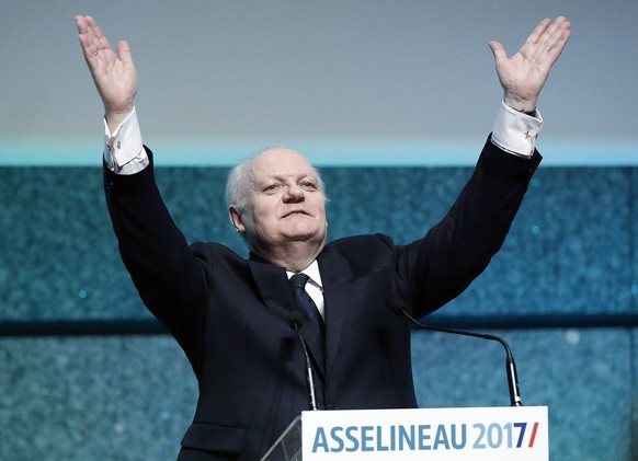 epa05886698 Candidate for the 2017 French presidential elections for the &#039;Union Populaire Republicaine&#039; (Popular Republican Union) political party, Francois Asselineau, delivers a speech dur ...