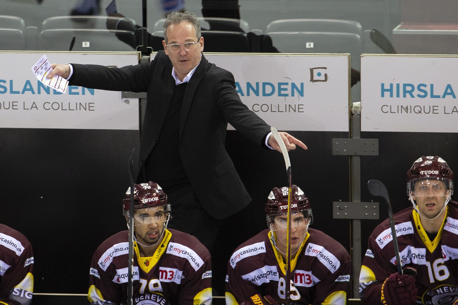 Geneve-Servette&#039;s Head coach Patrick Emond gestures behind his players forward Stephane Patry, left, forward Marco Miranda, 2nd left, and center Eric Fehr, of Canada, right, during a National Lea ...